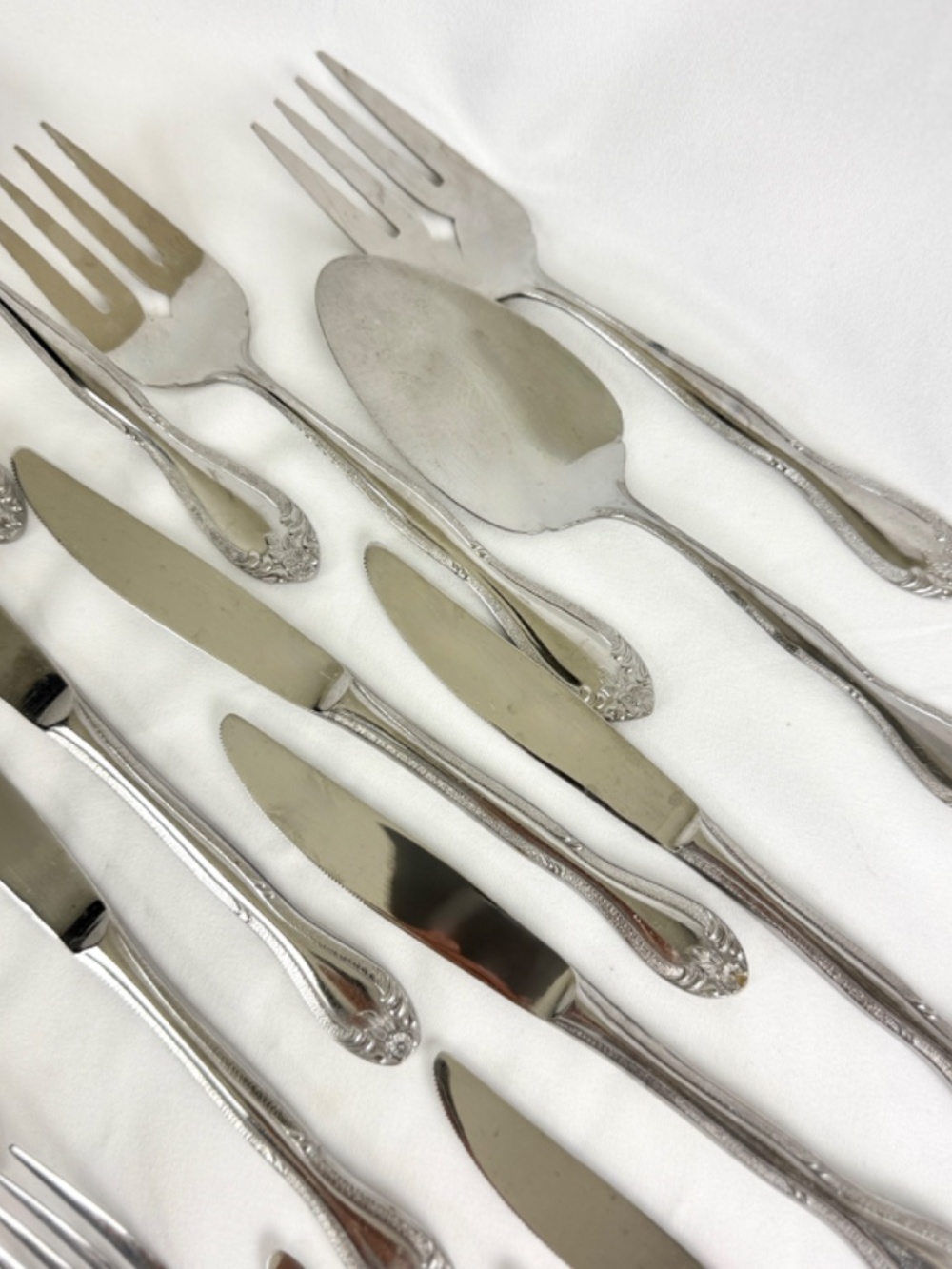 Vintage Carlton CAS4 Stainless Steel Flatware w Serving Pieces 43 pc Lot Japan - Picture 8 of 16